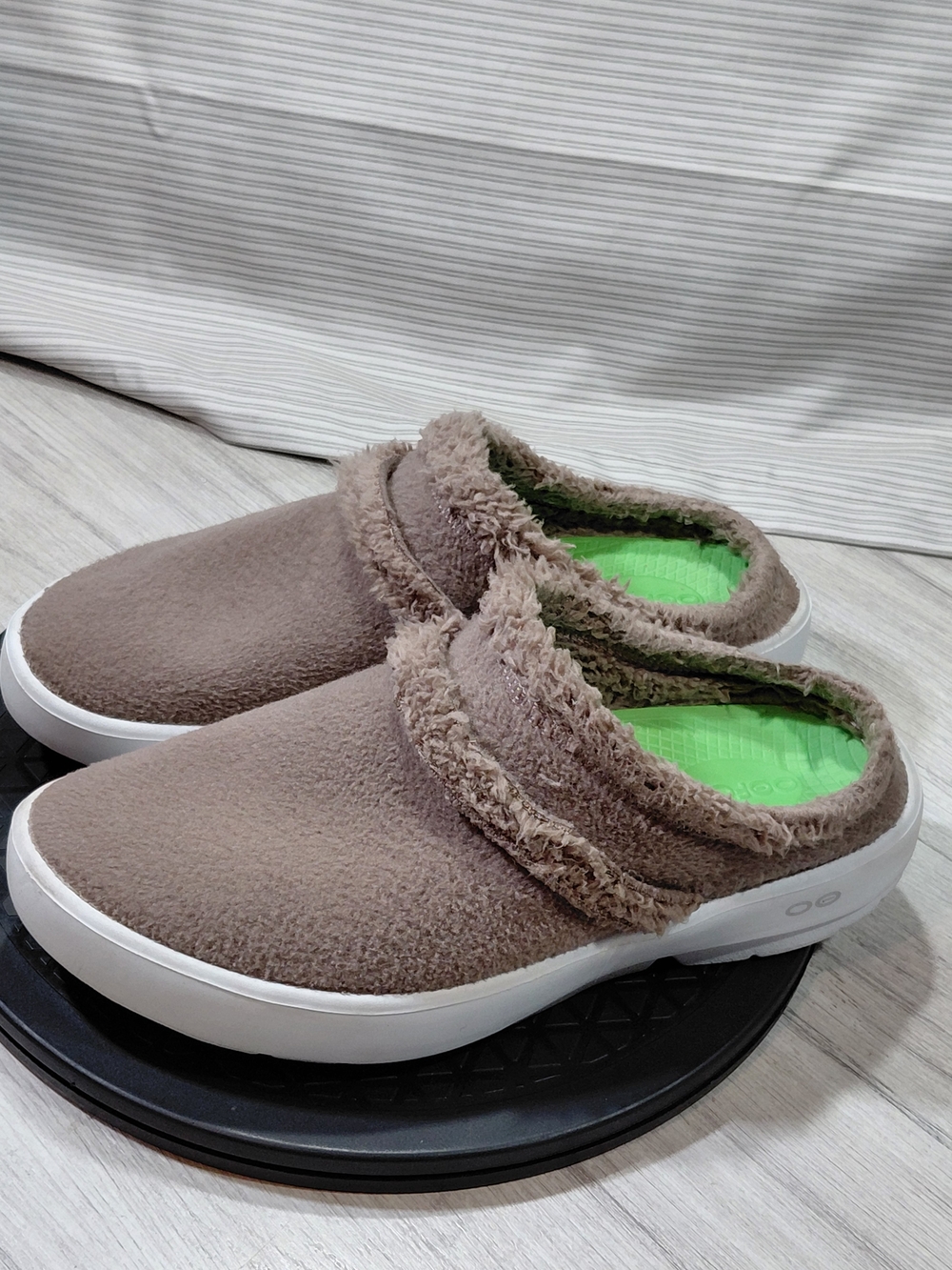 OOfos Womens OOcoozie Cozy Fleece Recovery Mule Shoes Chocolate Vegan Sherpa W10